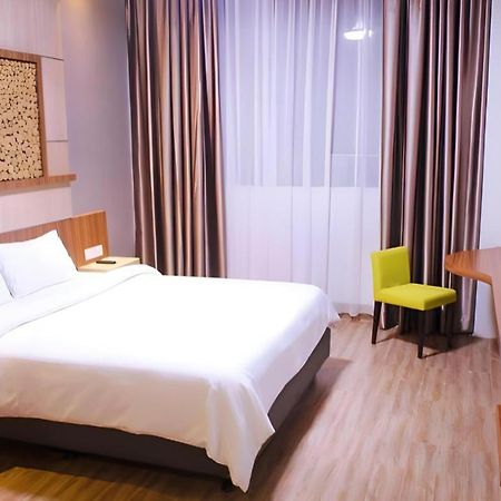 Ayola First Point Hotel Pekanbaru Exterior photo