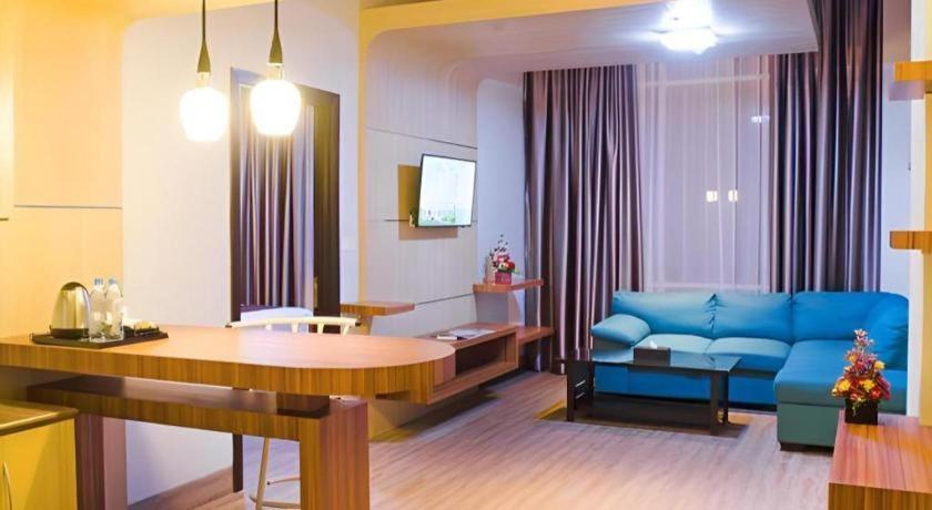 Ayola First Point Hotel Pekanbaru Exterior photo