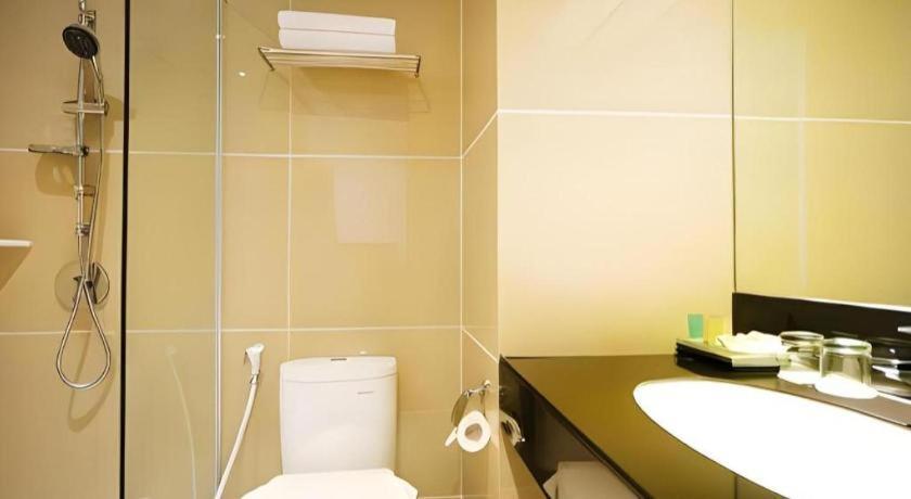 Ayola First Point Hotel Pekanbaru Exterior photo