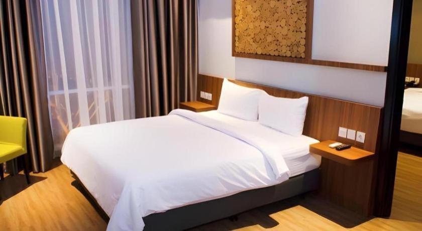 Ayola First Point Hotel Pekanbaru Exterior photo