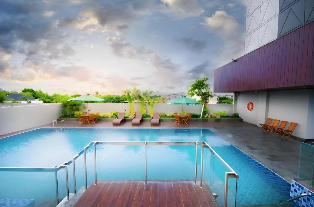Ayola First Point Hotel Pekanbaru Exterior photo