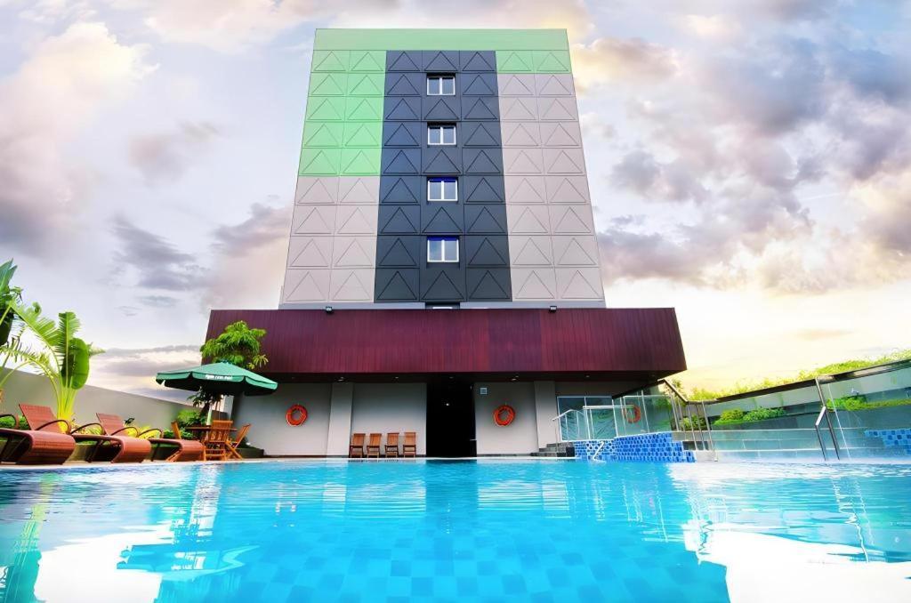 Ayola First Point Hotel Pekanbaru Exterior photo