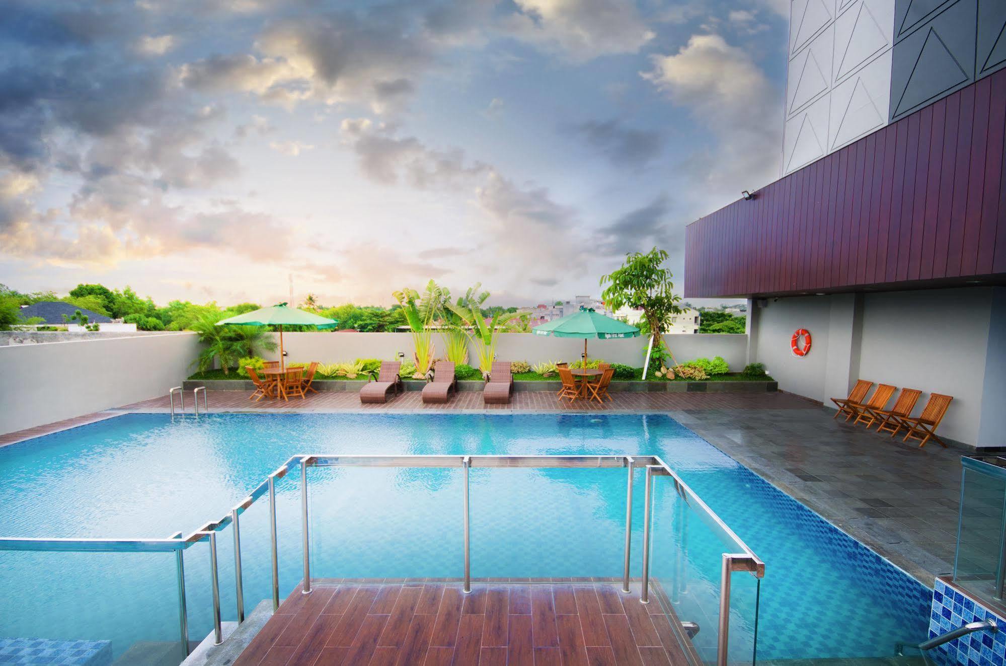 Ayola First Point Hotel Pekanbaru Exterior photo