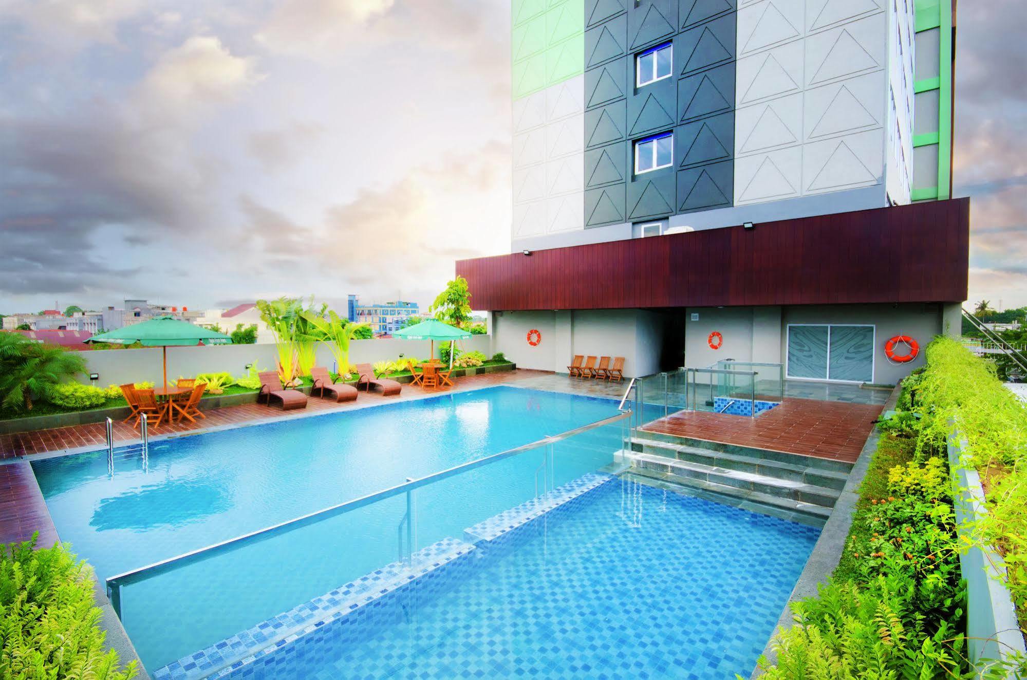 Ayola First Point Hotel Pekanbaru Exterior photo