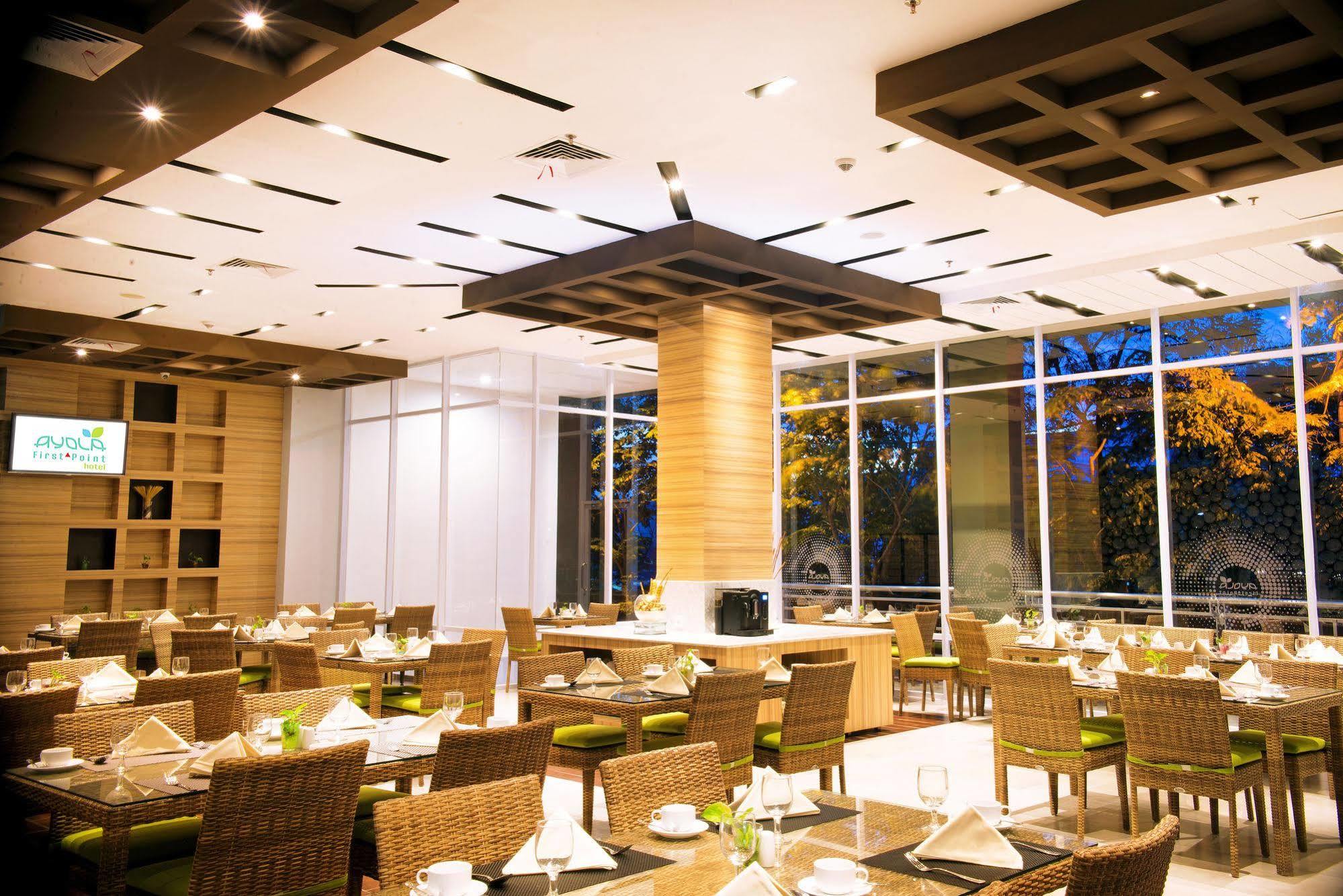 Ayola First Point Hotel Pekanbaru Exterior photo