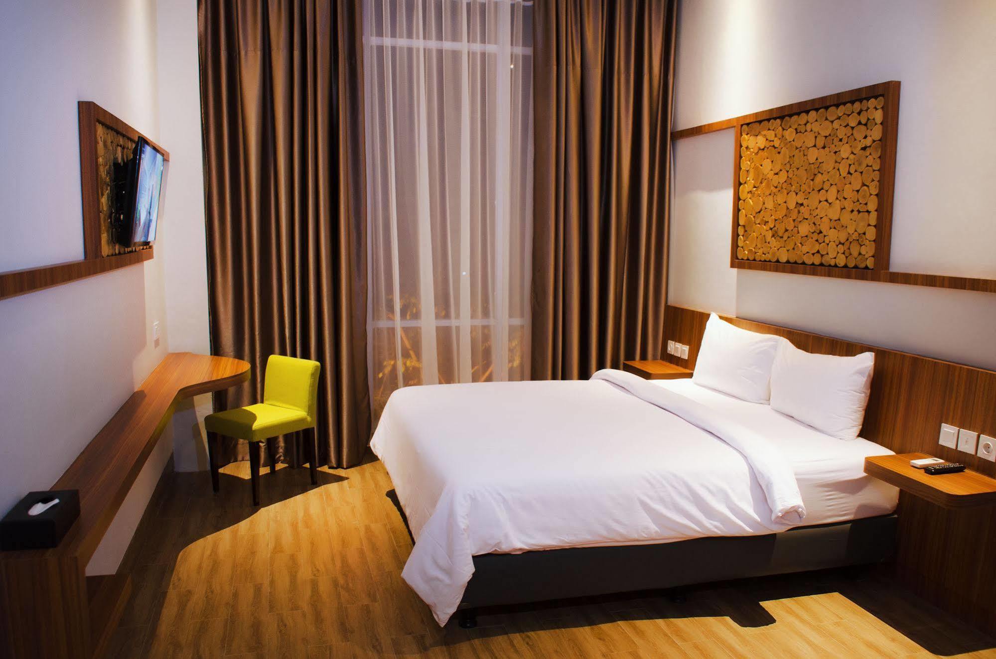 Ayola First Point Hotel Pekanbaru Exterior photo