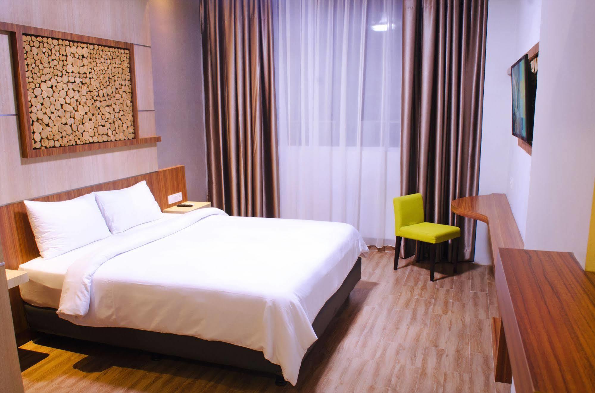 Ayola First Point Hotel Pekanbaru Exterior photo
