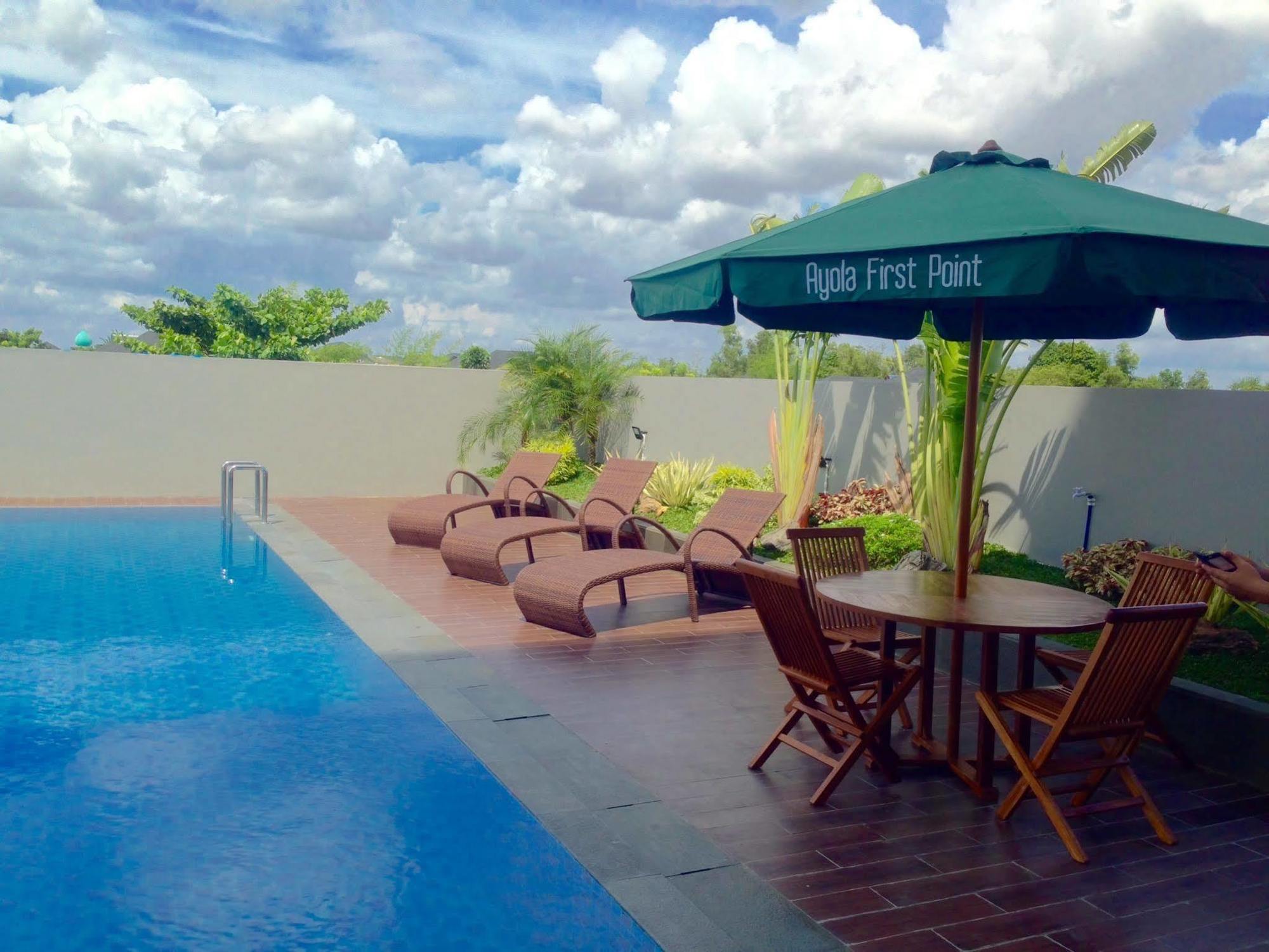 Ayola First Point Hotel Pekanbaru Exterior photo