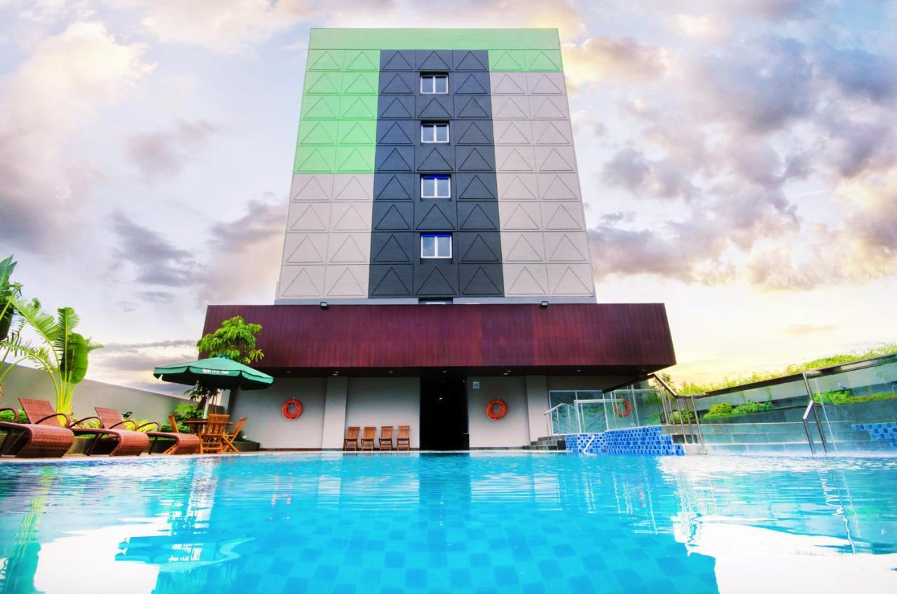 Ayola First Point Hotel Pekanbaru Exterior photo